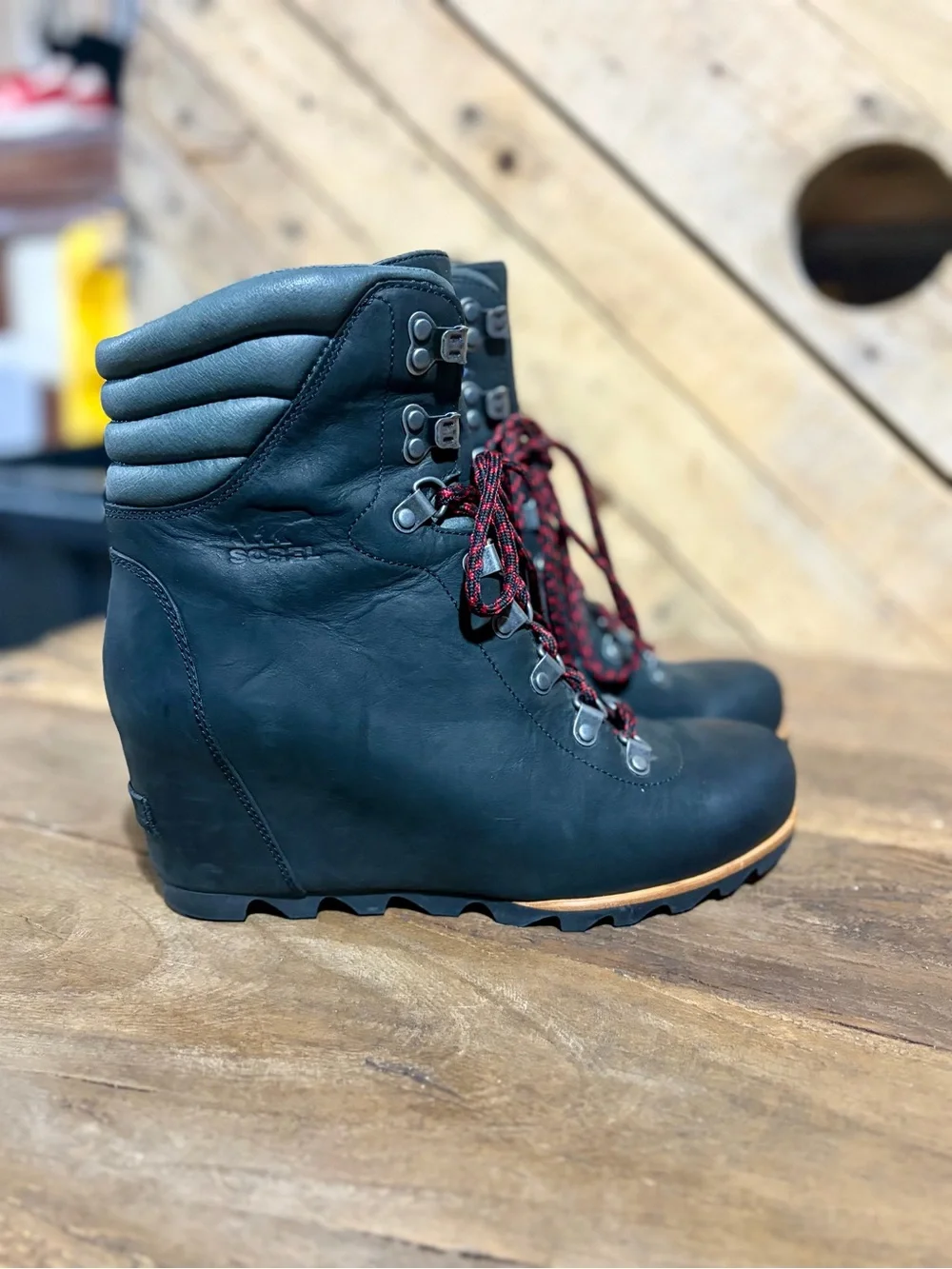 SOREL – Conquest Wedge Waterproof Leather Boots – Black Gray – Sz. 10